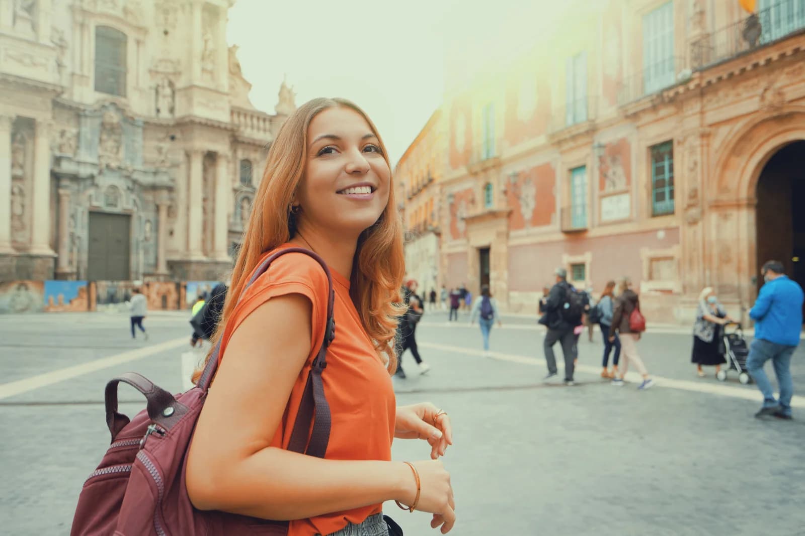 Viajante com mochila em uma praça europeia